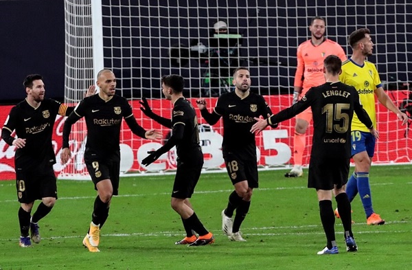 Đến phút 57, trận đấu trở lại thế cân bằng. Đường chuyền của Jordi Alba đập chân Alcala đổi hướng đi vào lưới. Bàn thắng tính là pha phản lưới của cầu thủ bên phía Cadiz.