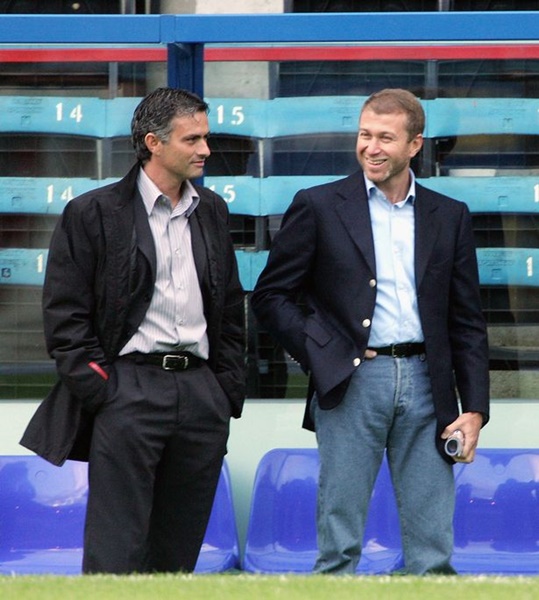 8. Roman Abramovich - Chelsea: Tỷ phú dầu mỏ người Nga ước tính sở hữu khối tài sản lên đến 9 tỷ bảng Anh. Kể từ khi ông mua lại Chelsea, CLB đã giành tổng cộng 16 danh hiệu lớn, bao gồm 1 Champions League, 2 Europa League, 5 Premier League, 5 FA Cup và 3 League Cup.