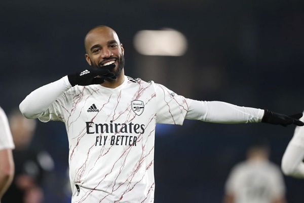 9. Alexandre Lacazette (Arsenal) - 8: Không phải Aubameyang, Lacazette mới là linh hồn trên hàng công, giúp Pháo thủ hồi sinh mạnh mẽ.
