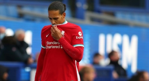 Liverpool đang trải qua mùa giải đen đủi. Họ sớm phải chia tay trung vệ trụ cột Virgil van Dijk và đến nay vẫn chưa hẹn ngày trở lại.
