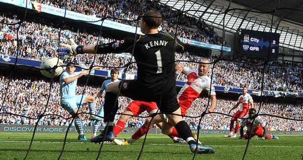 Bàn thắng lịch sử của Sergio Aguero ở phút bù giờ vào lưới QPR đã giúp The Citizens lên ngôi vô địch, có cùng số điểm với Man Utd nhưng hơn hiệu số bàn thắng.