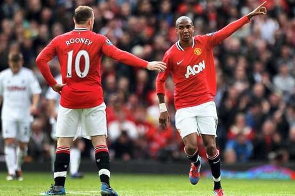 Như chúng ta đã biết ở mùa giải đó Man City và Man Utd đã tạo ra cuộc rượt đuổi nghẹt thở cho đến vòng đấu cuối cùng.