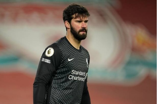 Alisson - 5: Hoàn toàn bất lực trước siêu phẩm của Mason Mount. Thủ thành người Brazil góp công lớn giúp The Kop không phải nhận thêm bàn thua.