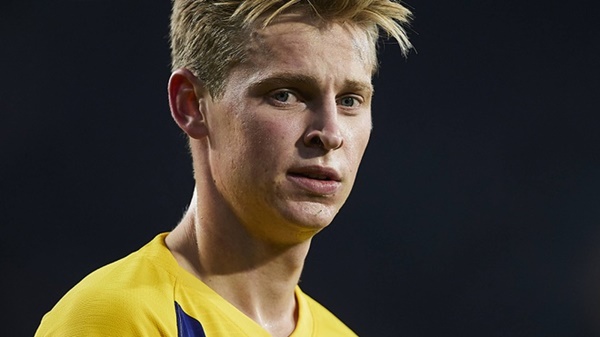 Dù là một tiền vệ, nhưng De Jong vẫn biết cách tỏa sáng khi được kéo về đá trung vệ.