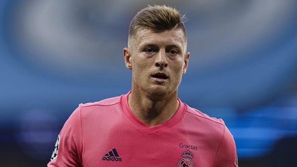 3. Toni Kroos (Real Madrid) - Tuyển thủ quốc gia Đức nổi bật bởi khả năng cầm nhịp trận đấu, kết nối giữa hàng tiền vệ và hàng công đội chủ sân Santiago Bernabeu.
