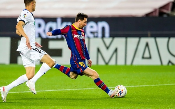 Tiếp đón Getafe trong trận đá bù vòng 31 La Liga, Lionel Messi tiếp tục có màn trình diễn chói sáng để giúp Barcelona giành thắng lợi quan trọng.
