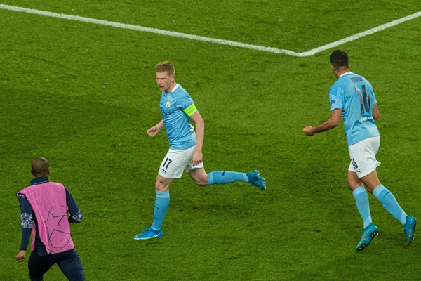 Phút 64, quả tạt của Kevin de Bruyne đi vào "điểm mù" giữa thủ môn và hậu vệ PSG vô tình trở thành bàn thắng. Đây được xem là pha lập công mang tính bước ngoặt.