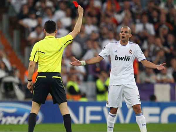 Vòng bán kết Champions League 2010/11, Pepe nhận thẻ đỏ ở phút 61 trong trận lượt đi giữa Real Madrid vs Barcelona. Đây được xem là bước ngoặt của trận đấu. Xem lại pha quay chậm, đây là quyết định có phần nặng tay của trọng tài chính khi Dani Alves của Barca có pha "ngã vờ" khéo léo.