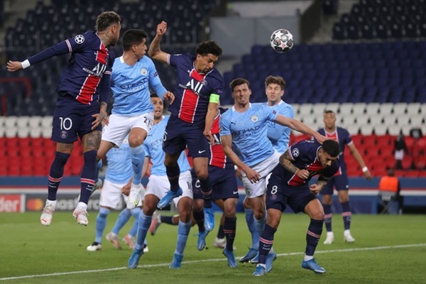 Trận bán kết lượt đi trên SVĐ Công viên các Hoàng tử, Man City lép vế trước đội chủ nhà trong hiệp một. PSG có bàn thắng vươn lên dẫn trước nhờ pha lập công của Marquinhos.