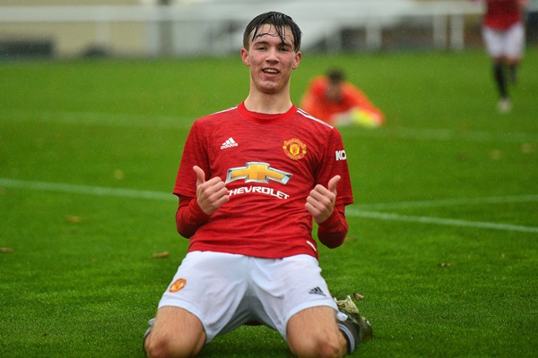 Một tiền đạo tiềm năng khác Man Utd đang sở hữu là Charlie McNeill. Chân sút 17 tuổi đang sở hữu 24 bàn và 6 kiến tạo sau 21 trận ra sân tại U18 Premier League.