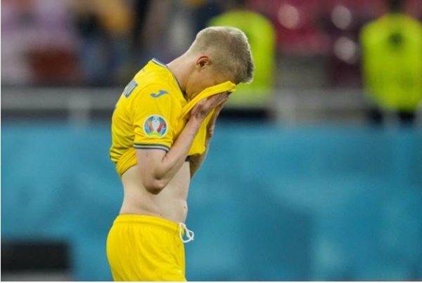 Oleksandr Zinchenko không giấu nổi những giọt nước mắt sau trận thua của đội nhà.