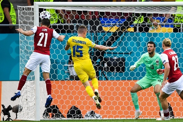 Cơ hội rõ rệt nhất mà Ukraine tạo ra lại đến từ chính ĐT Áo. Phút 62, Lainer lóng ngóng đưa bóng về khung thành đội nhà, nhưng rất may thủ môn Bachmann kịp bay người và đẩy bóng cứu nguy, giúp ĐT Áo tránh nhận một bàn phản lưới.
