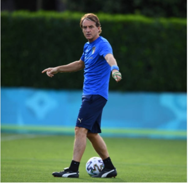 HLV Roberto Mancini tích cực hối thúc học trò trong buổi tập mới nhất. Dưới sự dẫn dắt của cựu thuyền trưởng Man City, ĐT Ý đã rũ bỏ lối chơi phòng ngự tiêu cực nhàm chán.