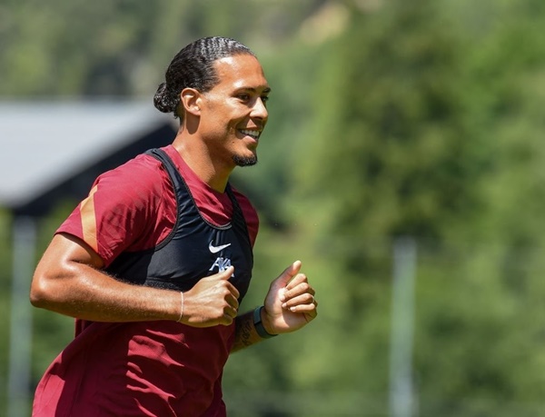 Tuy nhiên đây mới là hình ảnh mà CĐV Liverpool mong đợi nhất, Virgil van Dijk đã có thể trở lại tập luyện cùng toàn đội.