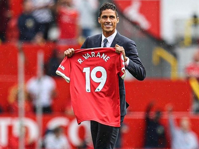 Nơi trung tâm hàng thủ sẽ là sự hiện diện của tân binh Raphael Varane. Trong trường hợp đá tảng người Pháp có dấu hiệu xuống sức, Solsa hoàn toàn có thể cân nhắc trao cơ hội cho Victor Lindelof.