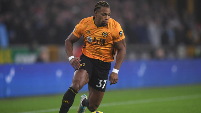 Tiền vệ trái: Adama Traore. Dưới thời HLV Bruno Lage, tiền đạo người Tây Ban Nha đang là mũi nhọn tấn công nguy hiểm nhất bên phía Bầy sói.  Sự kết hợp giữa tốc độ, thể hình và kỹ thuật tuyệt vời giúp Traore dễ dàng xuyên phá hàng thủ đối phương.