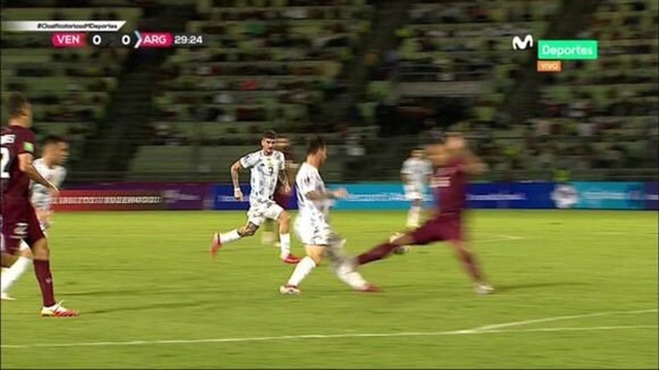 Phút 29, trong một tình huống tấn công, Lionel Messi đã lãnh trọn pha vào bóng ác ý từ hậu vệ Adrián Martínez.