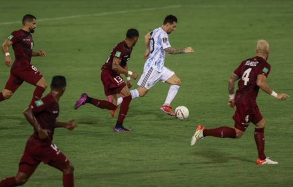 Lượt trận thứ 7 vòng loại World Cup 2022 khu vực Nam Mỹ, Argentina có chuyến làm khách trên sân của Venezuela. Đội chủ nhà chọn lối chơi rắn để hạn chế các ngôi sao đậm chất kỹ thuật bên phía Albiceleste.