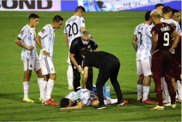 Ngay lập tức bộ phận y tế phải vào sân để xem xét tình trạng của Messi. Hậu vệ Martinez sau đó đã bị trọng tài rút thẻ đỏ truất quyền thi đấu.