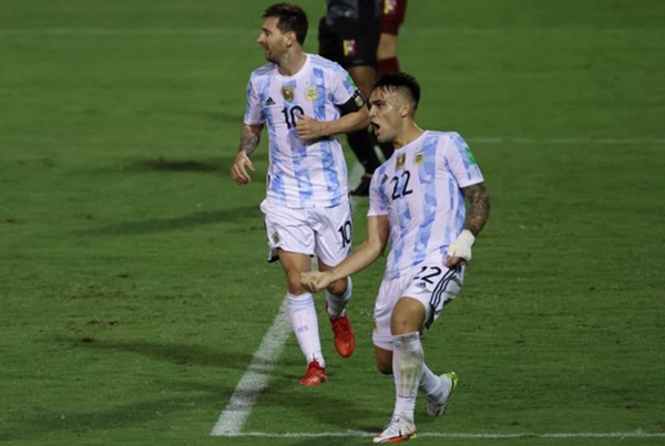 Trước khi hiệp một khép lại, Albiceleste có bàn mở tỷ số nhờ công của Lautaro Martinez sau một pha phá bẫy việt vị thông minh và dứt điểm sắc bén.