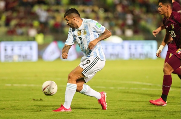 Sang hiệp hai, lần lượt Joaquin Correa và Angel Correa điền tên lên bảng tỷ số. Đội chủ nhà Venezuela có bàn danh dự vào phút bù giờ nhờ công của Soteldo trên chấm phạt đền.