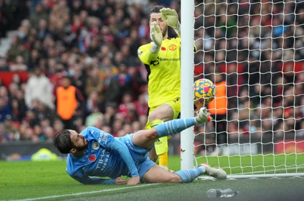 De Gea bị đánh bại.