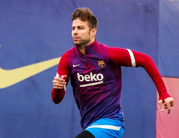 Pique và Xavi từng là đồng đội trong thời kỳ đỉnh cao của Barcelona và ĐT Tây Ban Nha, gặp hái tất cả những danh hiệu lớn nhỏ. Khi Xavi trở lại với vai trò thuyền trưởng, trung vệ đội phó của Blaugrana cho thấy sự chuyên nghiệp khi tập luyện đầy hăng hái.