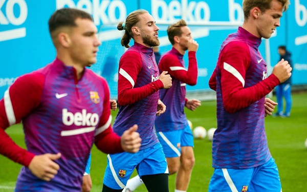 Các cầu thủ Barcelona có buổi tập luyện cùng với tân huấn luyện viên Xavi. Nhiều trụ cột vắng mặt vì trở về ĐTQG làm nhiệm vụ quốc tế.
