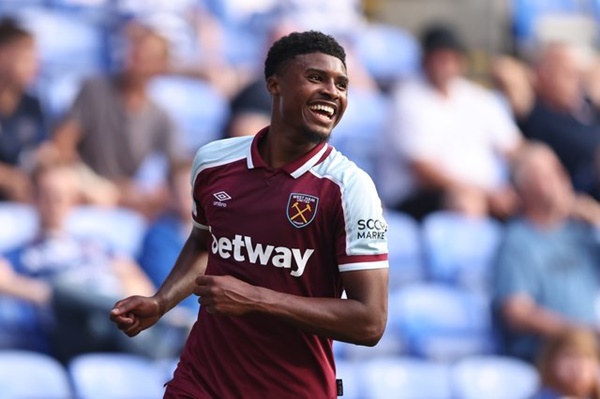 Trung vệ - Ben Johnson: Tương tự là trường hợp của Johnson. Cầu thủ thuộc biên chế West Ham phòng ngự giỏi hơn là tấn công.