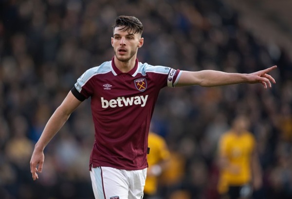 Tiền vệ trung tâm: Declan Rice (West Ham). Ngôi sao trẻ người Anh đã có một năm 2021 thành công khi vươn mình trở thành một trong những cỗ máy đánh chặn đẳng cấp nhất EPL. Hiện tại, anh đang được nhiều đội bóng hàng đầu theo đuổi.