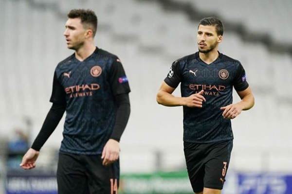 Laporte và Dias đang chơi ăn ý.