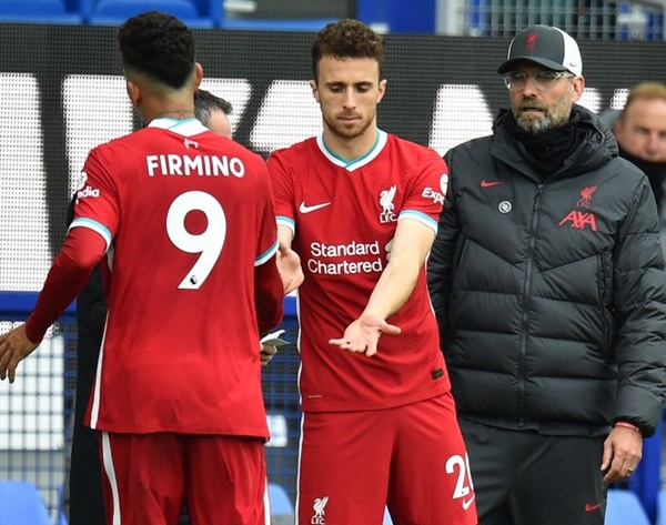 Jota và Firmino trở thành niềm hy vọng của The Kop.