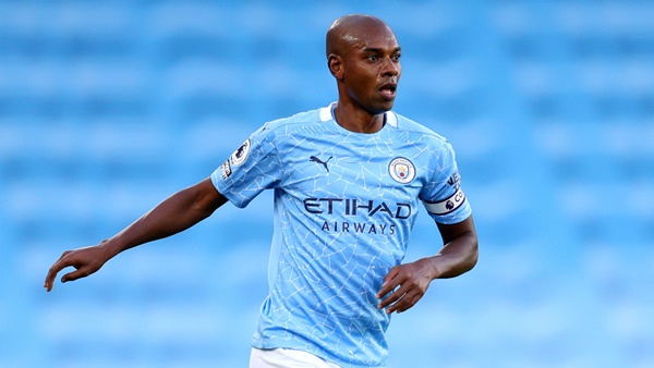 9. Fernandinho - 19 bàn: Ngôi sao 36 tuổi đang bước vào năm thứ 9 gắn bó cùng đội chủ sân Etihad. Chơi ở vị trí tiền vệ phòng ngự, Fernandinho có khả năng tung ra những cú sút xa như búa bổ.