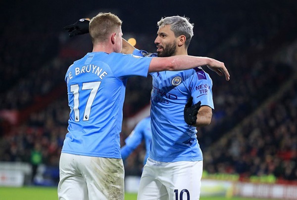 10. Kevin De Bruyne và Sergio Aguero; Ryan Giggs và Eric Cantona; Wayne Rooney và Cristiano Ronaldo - 20 bàn: Ở vị trí này là 3 bộ đôi có cùng thành tích đã và đang khoác áo 2 ông lớn thành Manchester.