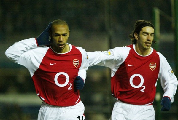 3. Thierry Henry và Robert Pires - 29 bàn: Pires có 17 pha kiến tạo cho Henry lập công. "Đứa con thần gió" cũng đáp lễ cho người đồng đội với 12 lần dọn cỗ.