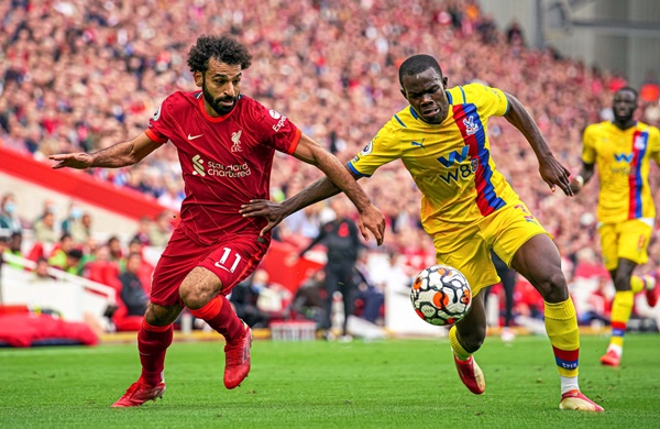 Mitchell được xem là "Aaron Wan-Bissaka mới".