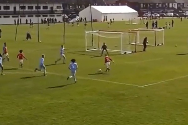 Mới đây, Kai đã có pha lập công đẹp mắt vào lưới U12 Man City cho U12 Man Utd. Xuất phát từ một pha phản công, tài năng sinh năm 2009 khéo léo thoát khỏi sự kèm cặp của những cái bóng áo xanh và nhận bóng từ đồng đội.