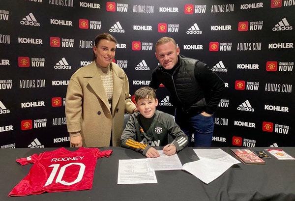 Kai là con trai đầu của nhà Rooney. Vào năm 2020, Kai đã ký hợp đồng khoác áo đội trẻ Man Utd, được kỳ vọng sẽ tiếp bước cha trở thành ngôi sao của Quỷ đỏ trong tương lai.