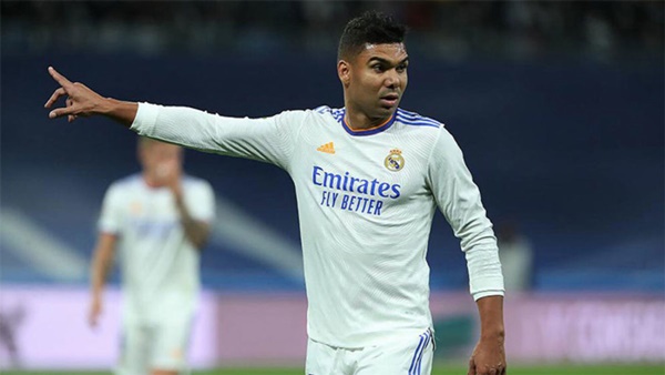 7. Casemiro - 50 triệu euro: Ngôi sao thuộc biên chế Real Madrid luôn nằm trong top những tiền vệ đánh chặn hay nhất thế giới nhiều năm qua, nhờ lối chơi thông minh và không kém phần sức mạnh.