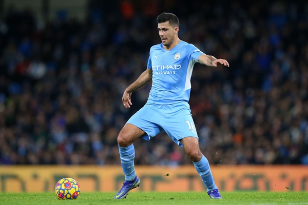 3. Rodri - 70 triệu euro: Pep Guardiola đòi hỏi rất cao ở vị trí tiền vệ đánh chặn, và Rodri đã đáp ứng được điều đó. Không chỉ làm nhiệm vụ phòng ngự, tuyển thủ Tây Ban Nha còn là trạm trung chuyển bóng, chuyển hướng tấn công cho toàn đội.