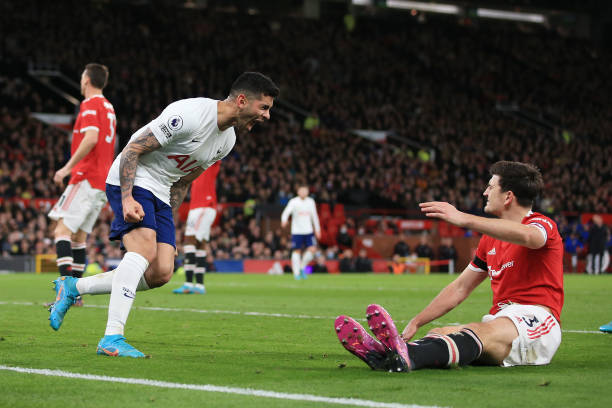Trung vệ: Cristian Romero (Tottenham). Chuyển đến Spurs theo dạng cho mượn từ Atalanta, đá tảng người Argentina đã chứng minh giá trị và trở thành nhân tố không thể thay thế nơi đội hình của HLV Antonio Conte.