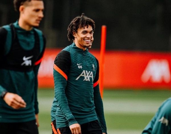 Trent Alexander-Arnold đã cùng Salah đang chia sẻ ngôi đầu trong cuộc đua Vua kiến tạo với 12 lần dọn cỗ.