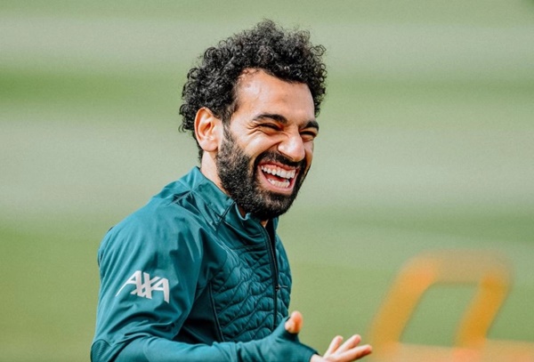 Giữa tuần qua, Mohamed Salah đã cắt đứt chuỗi trận tịt ngòi bằng cú đúp vào lưới Man Utd. Cầu thủ người Ai Cập tỏ ra hưng phấn trong buổi tập mới nhất cùng các đồng đội.