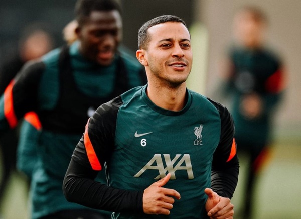 Thiago Alcantara đang là hạt nhân quan trọng nơi tuyến giữa, giúp Liverpool kiểm soát thế trận.