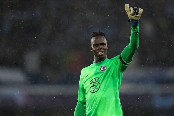 Thủ môn - Edouard Mendy: Không có lý do gì Chelsea sẽ thay thế chốt chặn đáng tin cậy của họ.