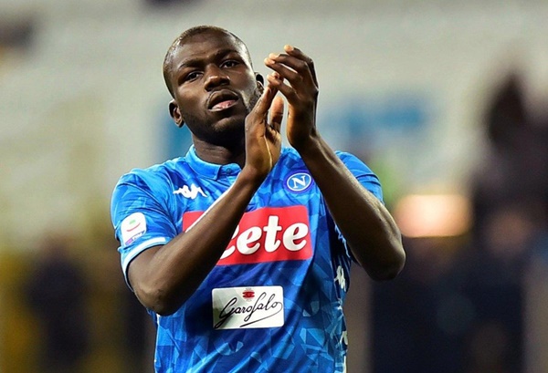 Trung vệ - Kalidou Koulibaly: Ưu tiên hàng đầu của The Blues vào Hè tới là tăng cường hàng thủ, khi hàng loạt trụ cột ra đi. Koulibaly là một trong số những mục tiêu mà Chelsea nhắm đến.