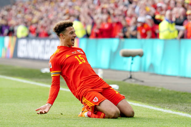 Ngay ở phút thứ 5, Ethan Ampadu đã sút tung lưới đội khách bằng cú đá vô cùng đẹp mắt. Tuy nhiên sau khi tham khảo công nghệ VAR, trọng tài không công nhận bàn thắng của ngôi sao 21 tuổi.