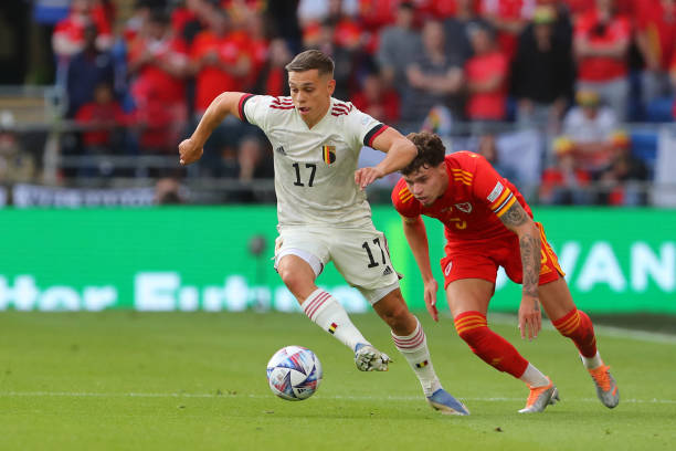 Phút 41, cú sút của Batshuayi bị hậu vệ Xứ Wales ngăn cản vô tình trở thành đường chuyền thuận lợi cho Trossard. Tuy nhiên ngôi sao thuộc biên chế Brighton lại dứt điểm ra ngoài trong tư thế trống trải.
