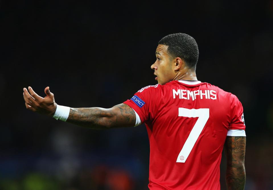 9. Memphis Depay. Man United duyệt chi 25 triệu bảng Anh để sở hữu Depay từ PSV. Trái với kỳ vọng, tiền đạo người Hà Lan lạc lối dưới thời Jose Mourinho. Tháng 1 năm 2017, Depay đầu quân cho Lyon.
