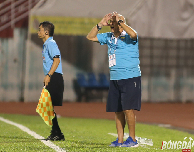 HLV Ljubo Petrovic của FLC Thanh Hoá rõ ràng là không hài lòng với thái độ thi đấu mơ ngủ của các học trò mình. Ảnh: Duy Anh.